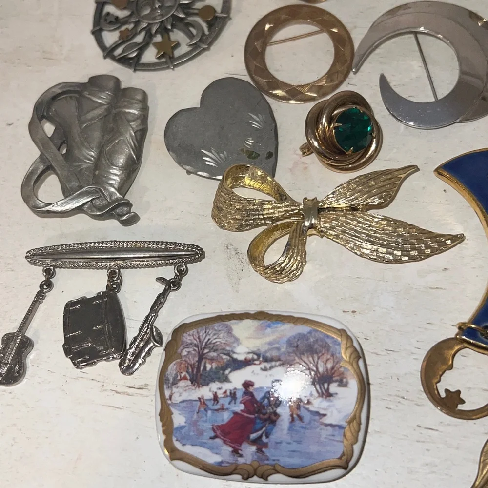 Lot Sarah Coventry & unmarked Vintage brooches